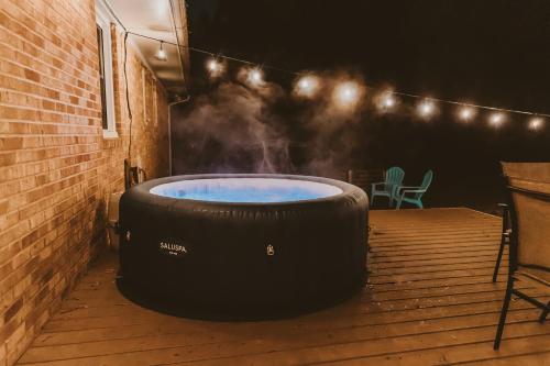 Amazing Deal Off I-40 By RTP-Duke-RDU with hot tub in Durham, USA