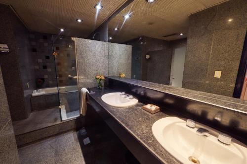 Executive Suite with Spa Bath image 3
