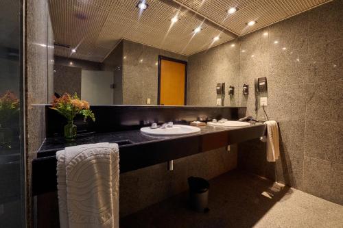Executive Suite with Spa Bath image 1