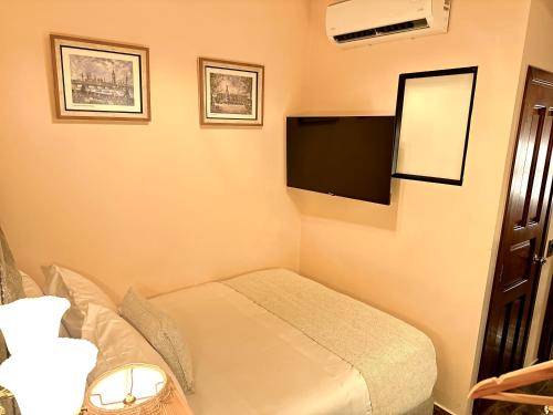 Standard Double Room image 5