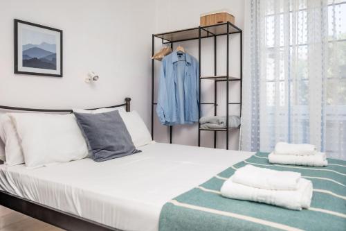 1 double bed, 1 twin bed