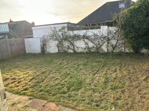 Garden, Brighton Bungalow Spacious 3BR, contractor friendly, close to University & near AMEX Stadium, parkin in Woodingdean