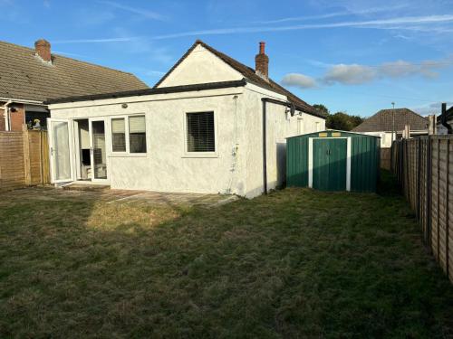 Exterior view, Brighton Bungalow Spacious 3BR, contractor friendly, close to University & near AMEX Stadium, parkin in Woodingdean
