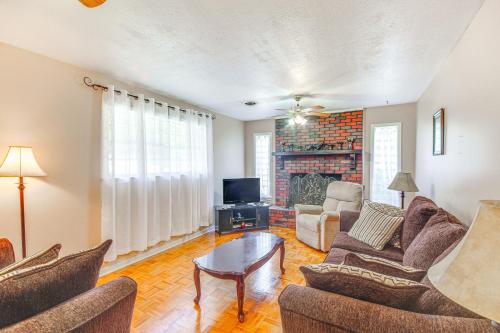 Inviting Vicksburg Home with Patio and Charcoal Grill! in Vicksburg Városközpont