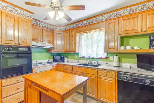 Inviting Vicksburg Home with Patio and Charcoal Grill!