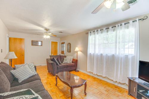 Inviting Vicksburg Home with Patio and Charcoal Grill! in Vicksburg Városközpont