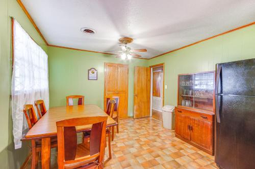 Inviting Vicksburg Home with Patio and Charcoal Grill! in Vicksburg Városközpont