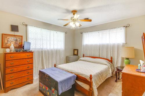 Inviting Vicksburg Home with Patio and Charcoal Grill!