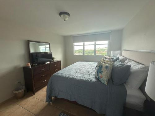 Ocean & Marina Views 3 Bedroom 2 Bathroom Luxury Condo - image 4