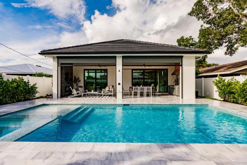 Coastal Elegance Dual Master Bedroom Retreat 3-3