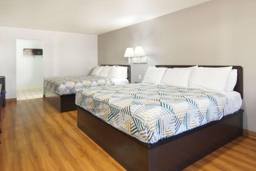 Queen Room with Two Queen Beds - Non-Smoking