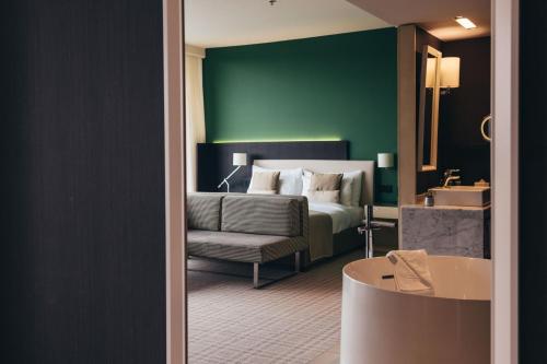 Junior King Suite - Club Lounge Access image 6