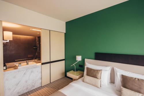 Premium King Room - Club Lounge Access image 5