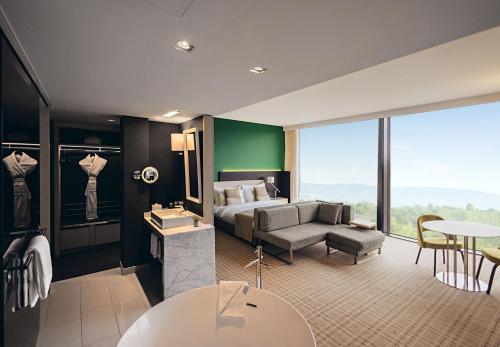 Junior King Suite - Club Lounge Access image 4