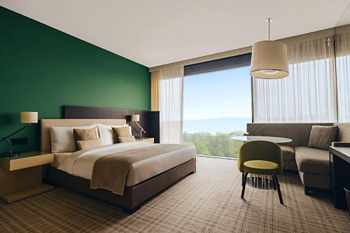 Premium King Room - Club Lounge Access image 6