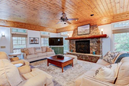 Club Amenities - Fitness - Hot Tub - Fishing in Sapphire, USA