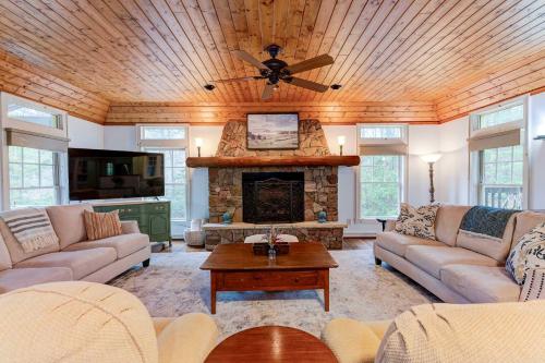 Club Amenities - Fitness - Hot Tub - Fishing in Sapphire, USA