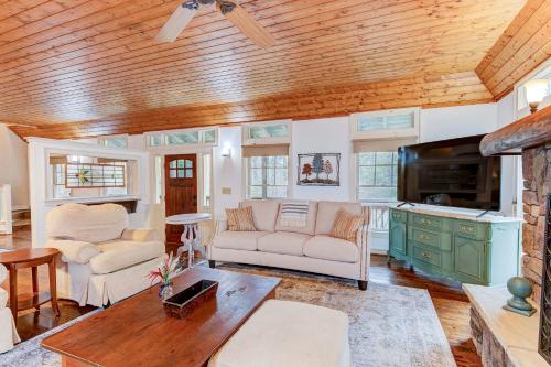 Club Amenities - Fitness - Hot Tub - Fishing in Sapphire, USA