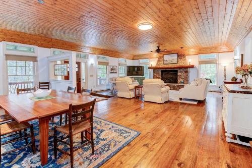 Club Amenities - Fitness - Hot Tub - Fishing in Sapphire, USA