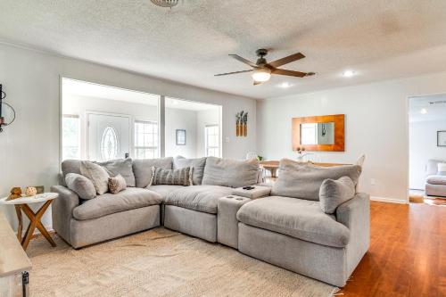 Less Than 1 Mi to Boat Ramp Lake Livingston Retreat! in Blanchard, USA