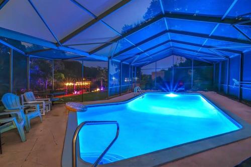4 BDR Home On Jessamine Dream Lake, Pool, Hot Tub, Bocce Ball, Putting – khách sạn tại Trung Tam Thanh Pho