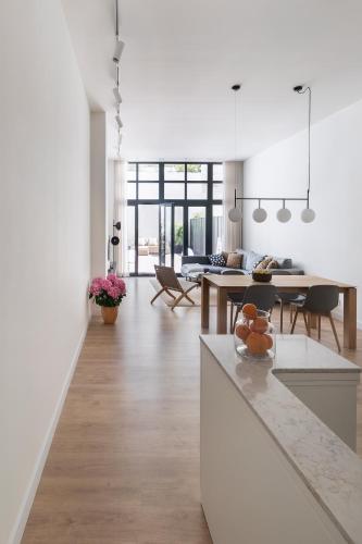 One-Bedroom Apartment with Terrace image 3