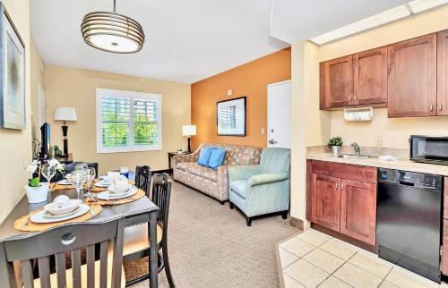 Modern 1BR Suite King Bed with Pool Near Disney in Orlando, USA