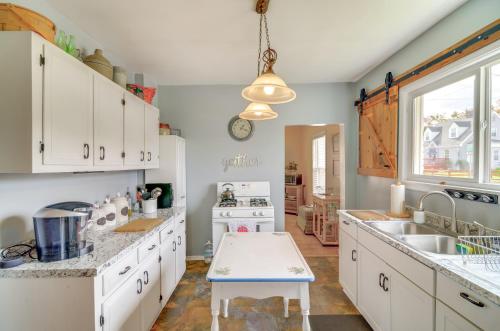 1 Mi to KFC Museum Corbin Getaway! in Corbin (KY)