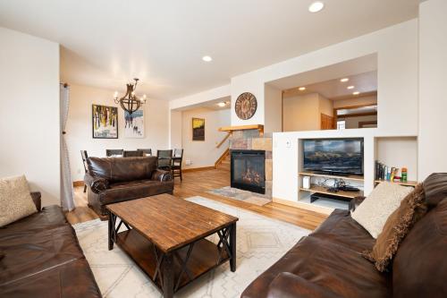 Luxury Villa 705 - Private Hot Tub - Views - Best Price - 500 Dollars in FREE Activities and Equipment Rentals Daily in Winter Park, USA