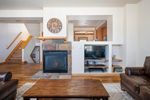 Luxury Villa 705 - Private Hot Tub - Views - Best Price - 500 Dollars in FREE Activities and Equipment Rentals Daily in Winter Park, USA