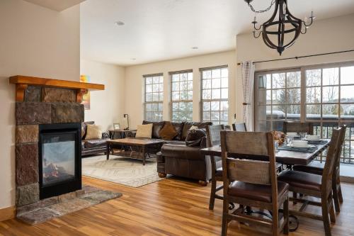 Luxury Villa 705 - Private Hot Tub - Views - Best Price - 500 Dollars in FREE Activities and Equipment Rentals Daily in Winter Park, USA