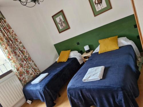 2 twin beds