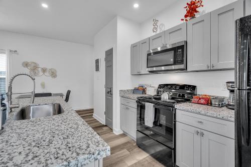 Modern City 3bd2ba King Bed, 4 Tvs & Parking - Tap to explore photos