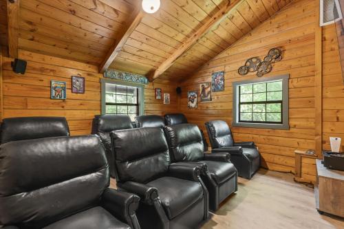 THEATER hot tub arcade & mountain views in Sevierville, USA