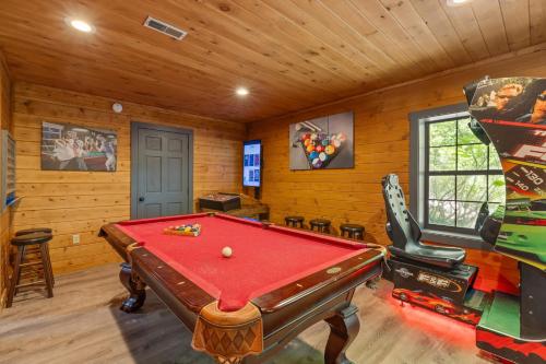 THEATER hot tub arcade & mountain views in Sevierville, USA