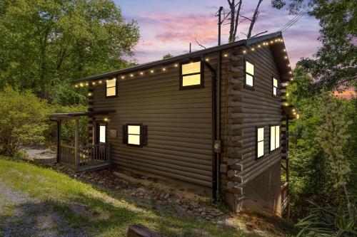THEATER hot tub arcade & mountain views in Sevierville, USA