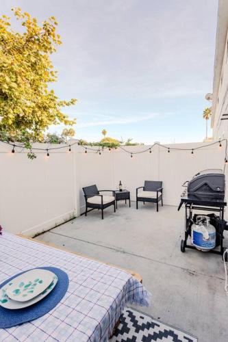 King Suite - Steps to Beach & Close to Pier in Oceanside, USA