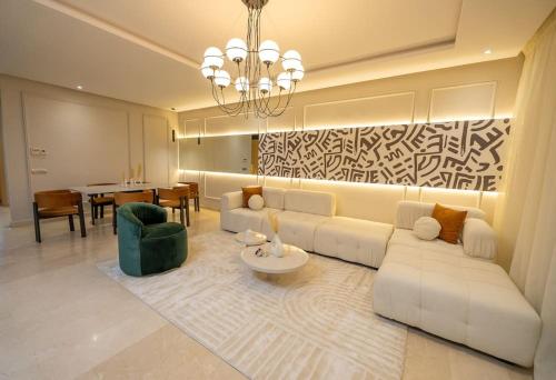 Sophisticated 3BR with Ample Space & Top Amenities