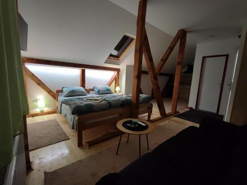 2 twin beds, 1 sofa bed