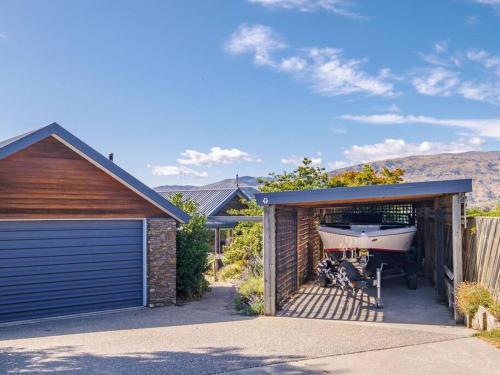 Wanaka close to town with large Outdoor living space Sleeps 9 - image 4