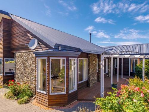Wanaka close to town with large Outdoor living space Sleeps 9 - image 2