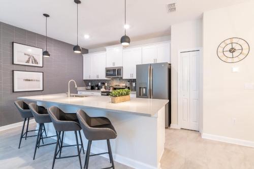 Beautiful Storey Lake Retreat Minutes from Disney in Kissimmee, USA