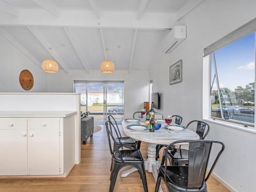 Utvendig, Retreat by the Beach - Pauanui Holiday Home in Pauanui