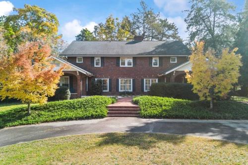 Spacious Historic Manor, Horse-Friendly