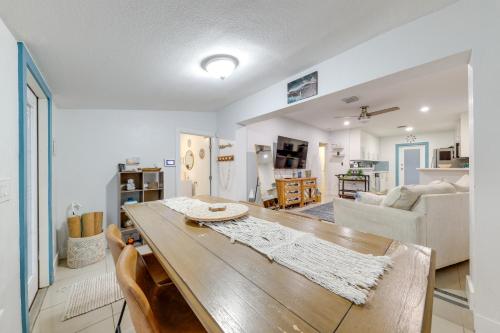 3 Mi to Beach Pet-Friendly Fort Lauderdale Home! in Fort Lauderdale, USA