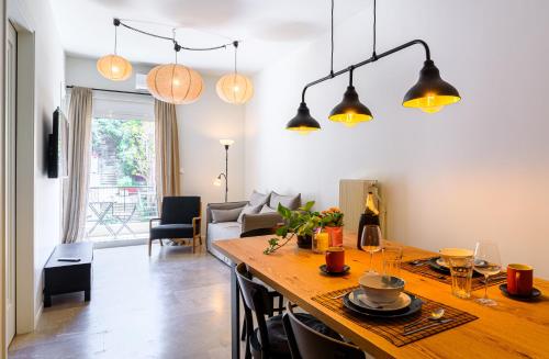 2 BD Lycabettus Stylish Apartment by Live&Travel, Афины