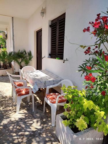 Apartments Slaven-50m from beach Vinišće