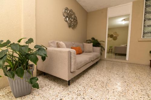 Létesítmények, In and Out Hotel  near La Aurora nemzetközi repülőtér