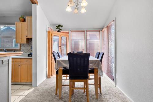 A Denver Oasis 15 Min to the Bronco Stadium 3 Bedroom with a King Suite in Denver, USA