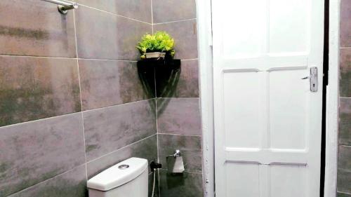 1 Bed House Private Compound with Off Road Parking in Abelemkpe